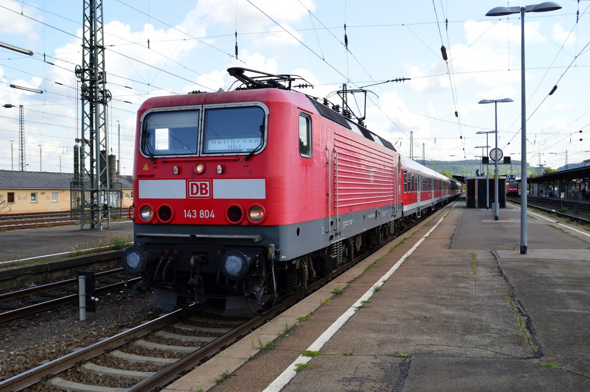 In Heilbronn ist die soeben aus Stuttart kommende RB von der 143 804 in den Heilbronner Hbf eingefahren. 21.8.2014