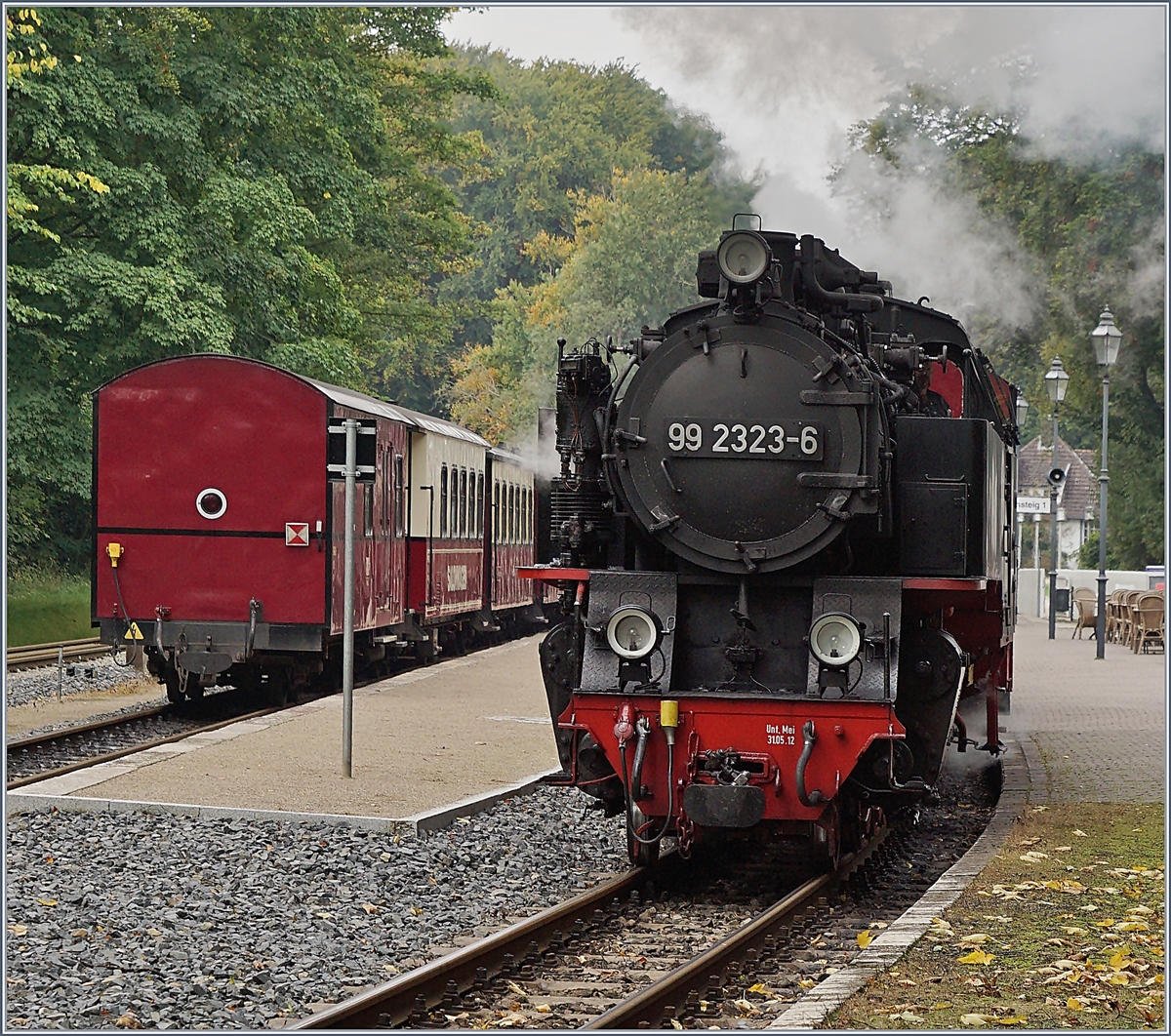 In Heiligendamm kreuzen sich stündlich die MOLLI Züge der Strecke Bad Doberan Kühlungsborn West und es dampft und raucht dass es eine Freude ist! 
Im Bild die 99 2323-0 auf dem Weg nach Bad Doberan und der links der Packwagen des Gegenzuges.
28. Sept. 2017