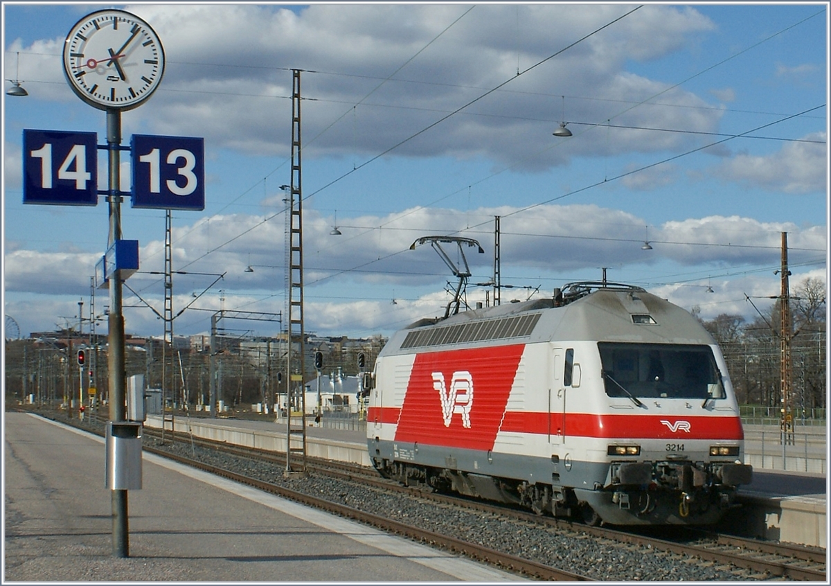 In Helsinki, auf Gleis 12 zeigt sich die VR Sr2 3214 bei einer Rangierfahrt. 

29. April 2012