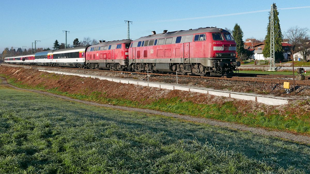 In Hergatz ziehen 218 433-1 und 218 422-4 am 27.11.2020 die von Basel SBB kommenden Wagen des EC 191 ber die bayerische Allgubahn nach Mnchen.