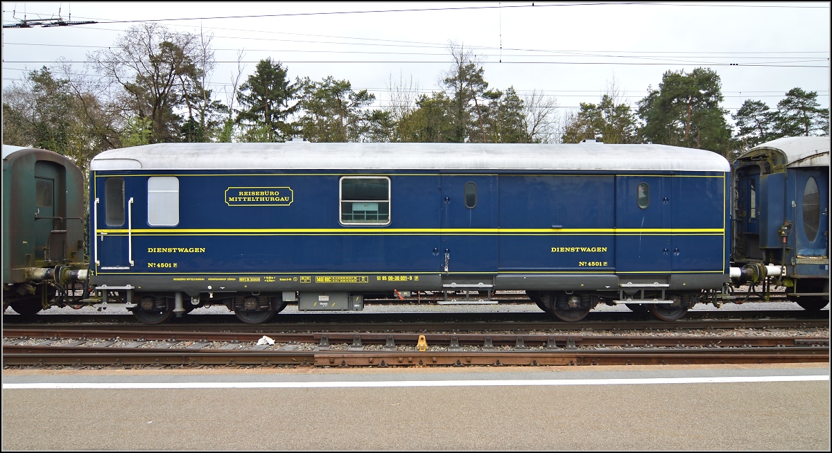 In hervorragendem Zustand ist der Begleitwagen des Orientexpress Nr. 4501 P (51 85 09-30 001-9). Sulgen, April 2014.