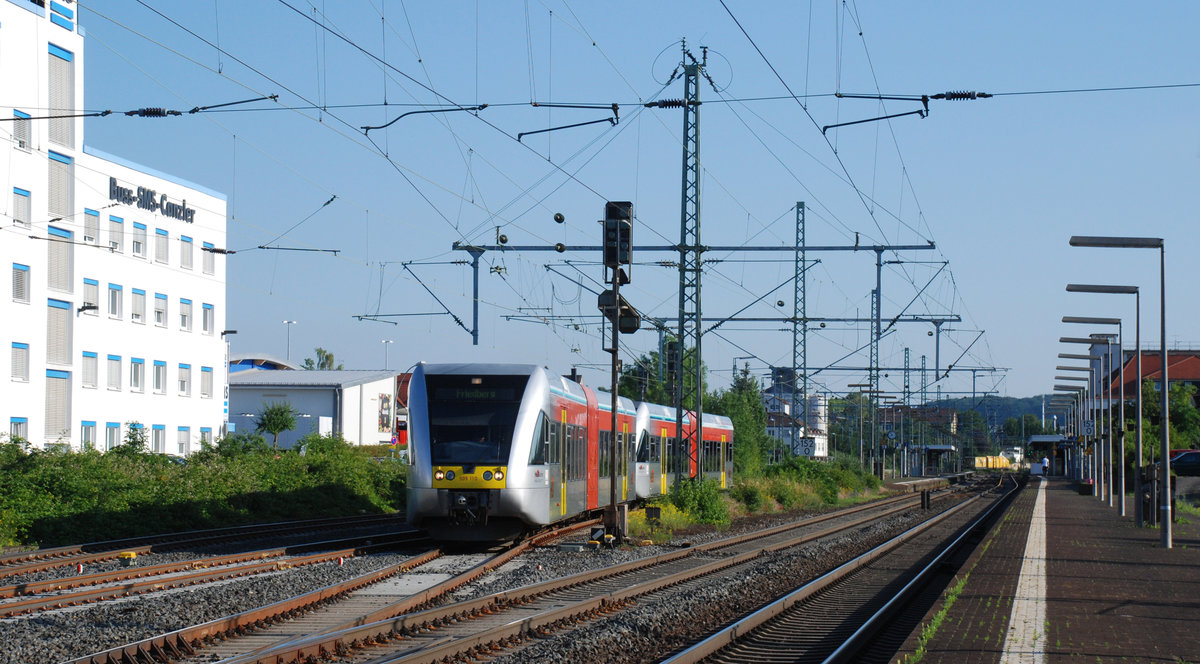 In der HLB-Werkstatt in Butzbach werden die Gtw 2/6 der HLB gewartet. Die Fahrzeuge werden in der Regel als Leerfahrten zu- und rückgeführt. Hier verlässt am 13.6.2014 eine Doppeleinheit den Bahnhof Butzbach in Richtung Friedberg.