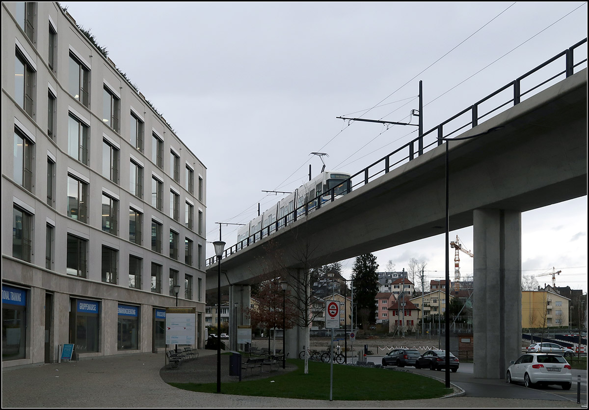 In Hochlage an Neubauten vorbei.

Die Glattalbahn passiert nach Überquerung einer Bahnstrecke Neubauten in Wallisellen. Die Bahn wird gleich in die Station Glatt einfahren.

14.03.2019 (M)