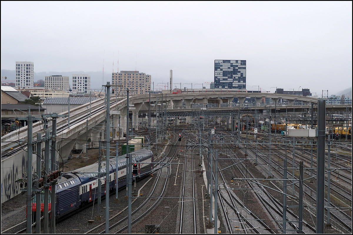In Hochlage das Limmattal entlang -

Die Letzigrabenbrücke im Vorfeld des Züricher Hautbahnhofes mit einem geschobenen Zug.

14.03.2019 (M)
