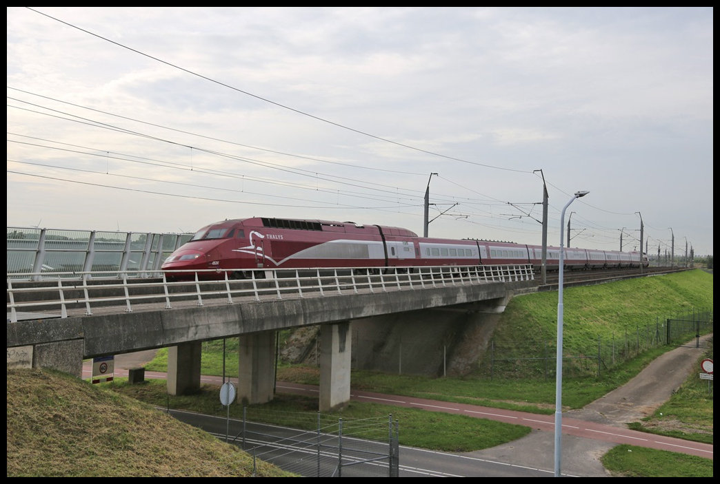 In Höhe des Bahnhof Nieuw Vennep führt die Hochgeschwindigkeitsstrecke Rotterdam - Amsterdam vorbei. Dort bestand die Möglichkeit vom oberen Bahnsteig aus diesen Thalys 453 auf dem Weg nach Amsterdam abzulichten.