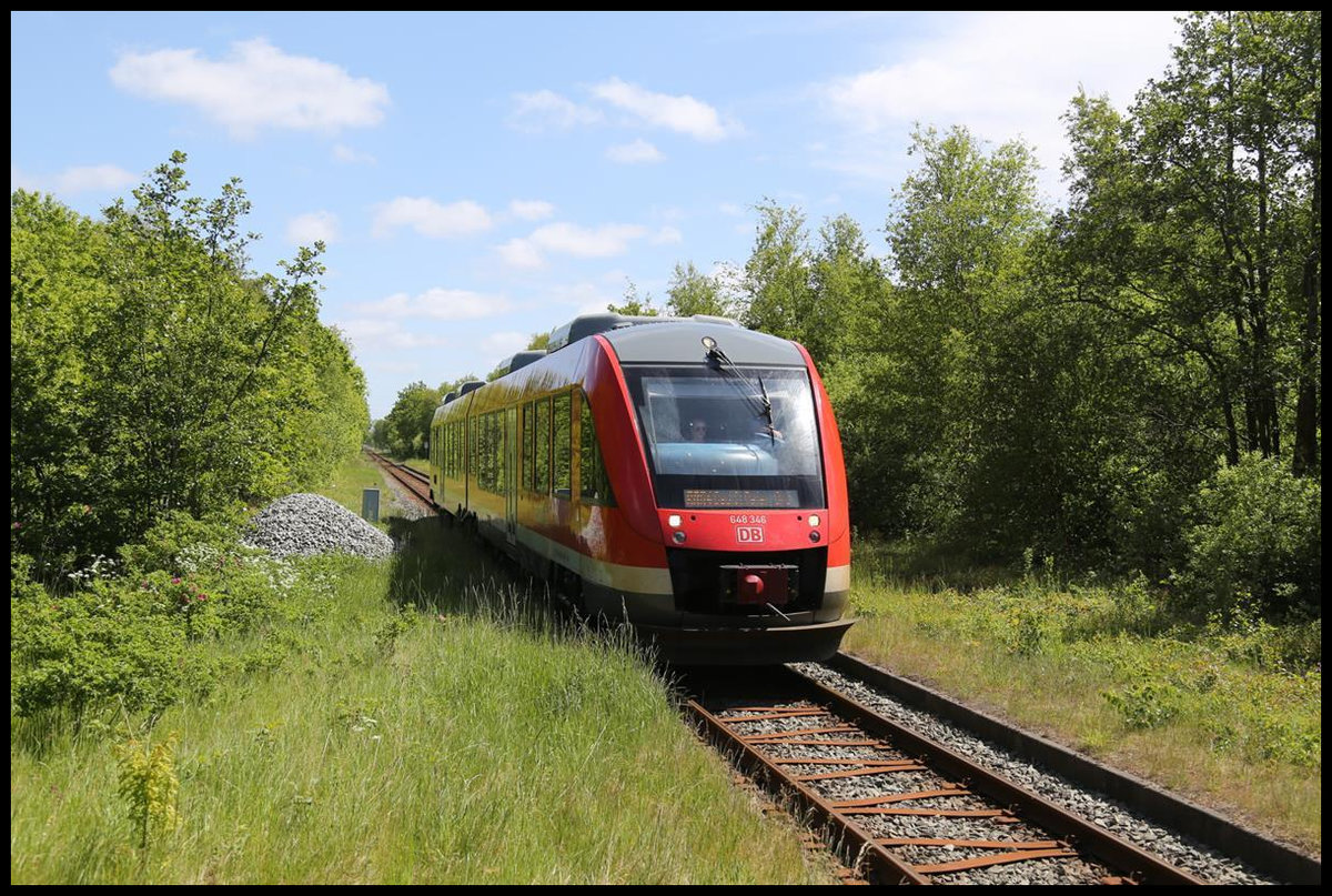 In Höhe der ehemaligen Bahnsteige erreicht hier der 648346 als RB aus Husum den Endbahnhof Sankt Peter Ording. Der ehemalige Bahnhof weist heute nur noch ein Gleis auf, wo die ankommenden Züge Kopf machen.