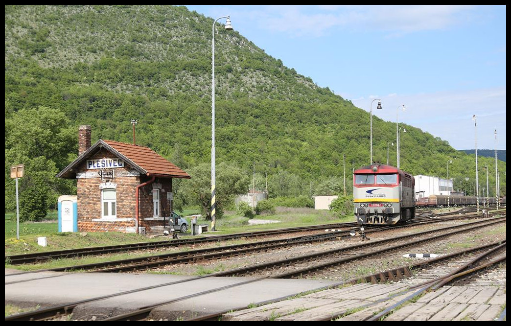 In Höhe der kleinen Schrankenwärter Bude am westlichen Ende des Bahnhof Plesivec rangiert hier am 13.5.2019 die Bardotka 751199-1.