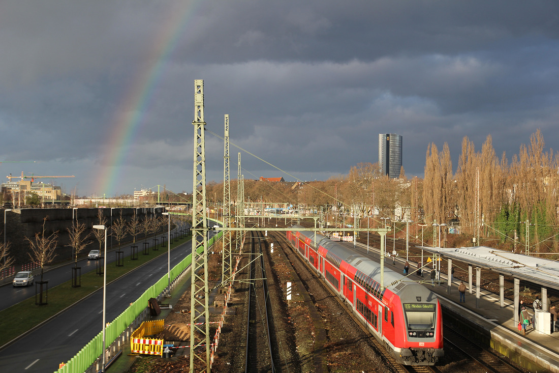 In Höhe der S-Bahn-Station  Düsseldorf Zoo  wurde dieser Wagenpark des  Westfalen-Express  (RE 6) fotografiert.
Aufnahmedatum: 2. Januar 2014