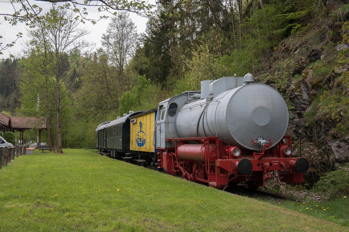 In Höllental zwischen Bayern und Thüringen verlief einst eine Bahnstrecke, welche das bayerische Marxgrün mit dem thüringischen Blankenstein verbindete. Durch die Grenze zwischen BRD und DDR wurde diese Verbindung allerdings gekappt und stillgelegt. Bei Lichtenberg in Blechschmiedenhammer steht zur Erinnerung an diese Zeit eine Dampfspeicherlok mit ein paar Wagen. Bestrebungen die Strecke zu reaktivieren gibt es. Vor allem um die Straßen um Blankenstein zu entlasten, dort befindet sich eine Zellstofffabrik, die trotz Gleisanschluss bedingt durch die schlechte Anbindung immer noch unzählige LKW-Fahrten zu verzeichnen hat. (Aufnahmedatum 28.04.2018)
