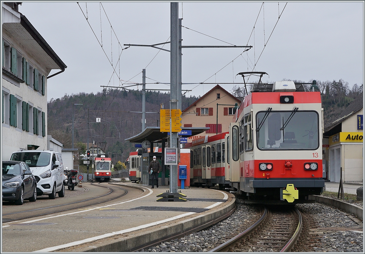 In Hölstein wartet der nach Liestal fahrende WB BDe 4/4 13  Hölstein  auf den im Hintergrund bereist zu sehenden Gegenzug mit dem WB BDe 4/4 16  Liestal  auf der Fahrt nach Waldenburg. 

21. März 2021