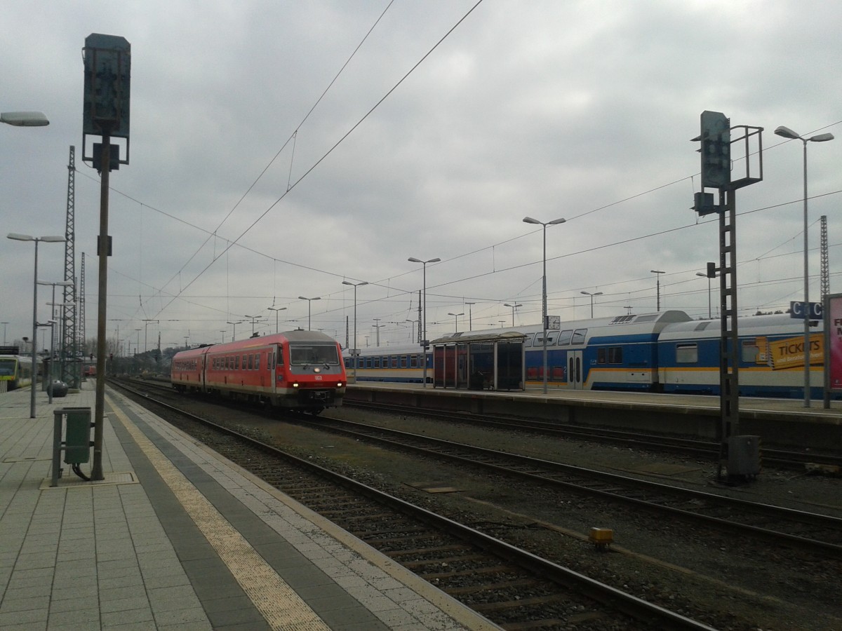 In Hof ist irgendwas schief. Die Signale oder das Wartehäuschen. Bei diesem Bild hab ich mich nach dem Wartehäuschen gerichtet.  

Ein 610er fährt hier auf dem Durchfahrtsgleis durch den Hofer Hbf.
Aufgenommen am 23.03.14

Fotografiert mit meinem Handy. 