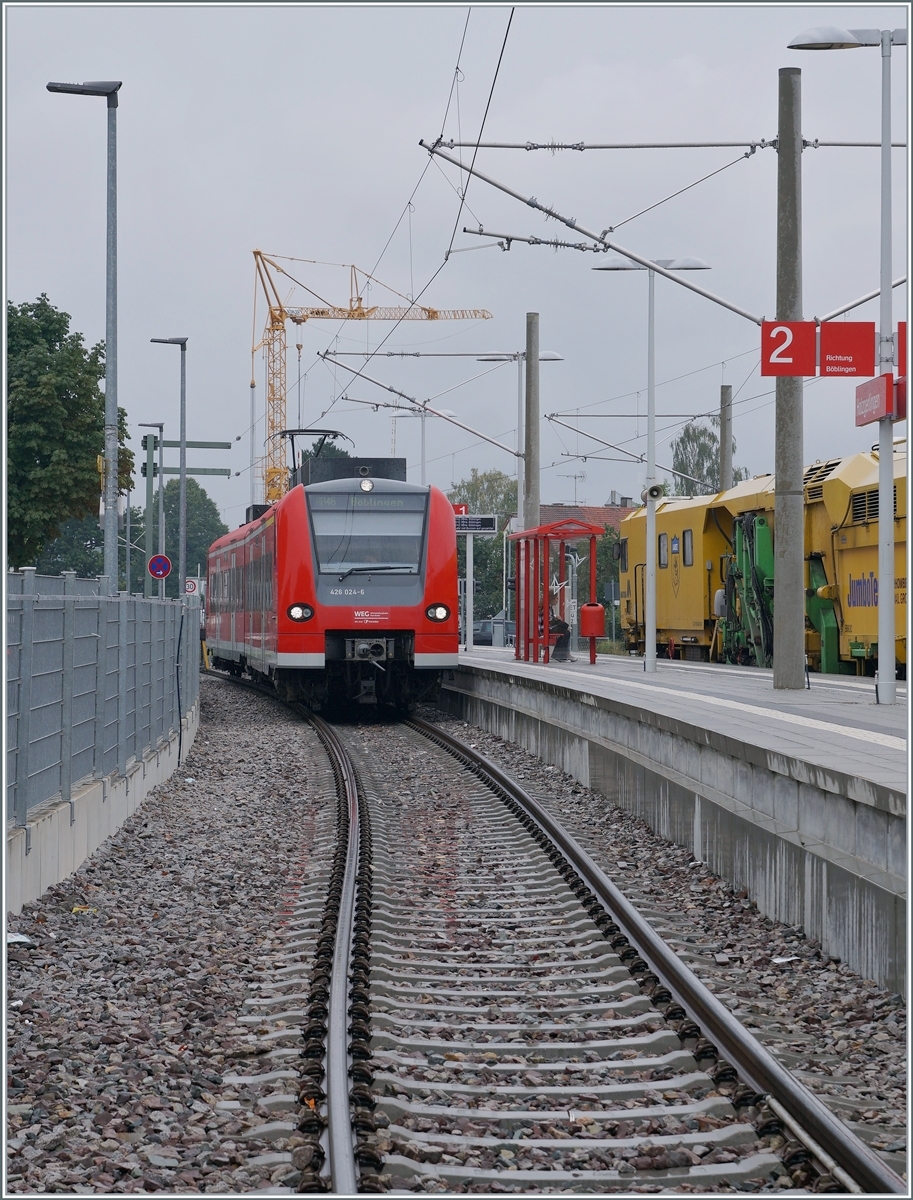 In Holzgerlingen wartet der WEG 426 024-6 als RB46 der Schönbuchban auf die Abfahrt nach Böblingen. Die Aufnahme entstand auf dem Weg zum Bahnsteig, welcher hier das selten genutzte Gleis 2 überquert, das Gleis 1 die folgende Strecke waren infolge Bauarbeiten ausser Betrieb.

27. August 2022