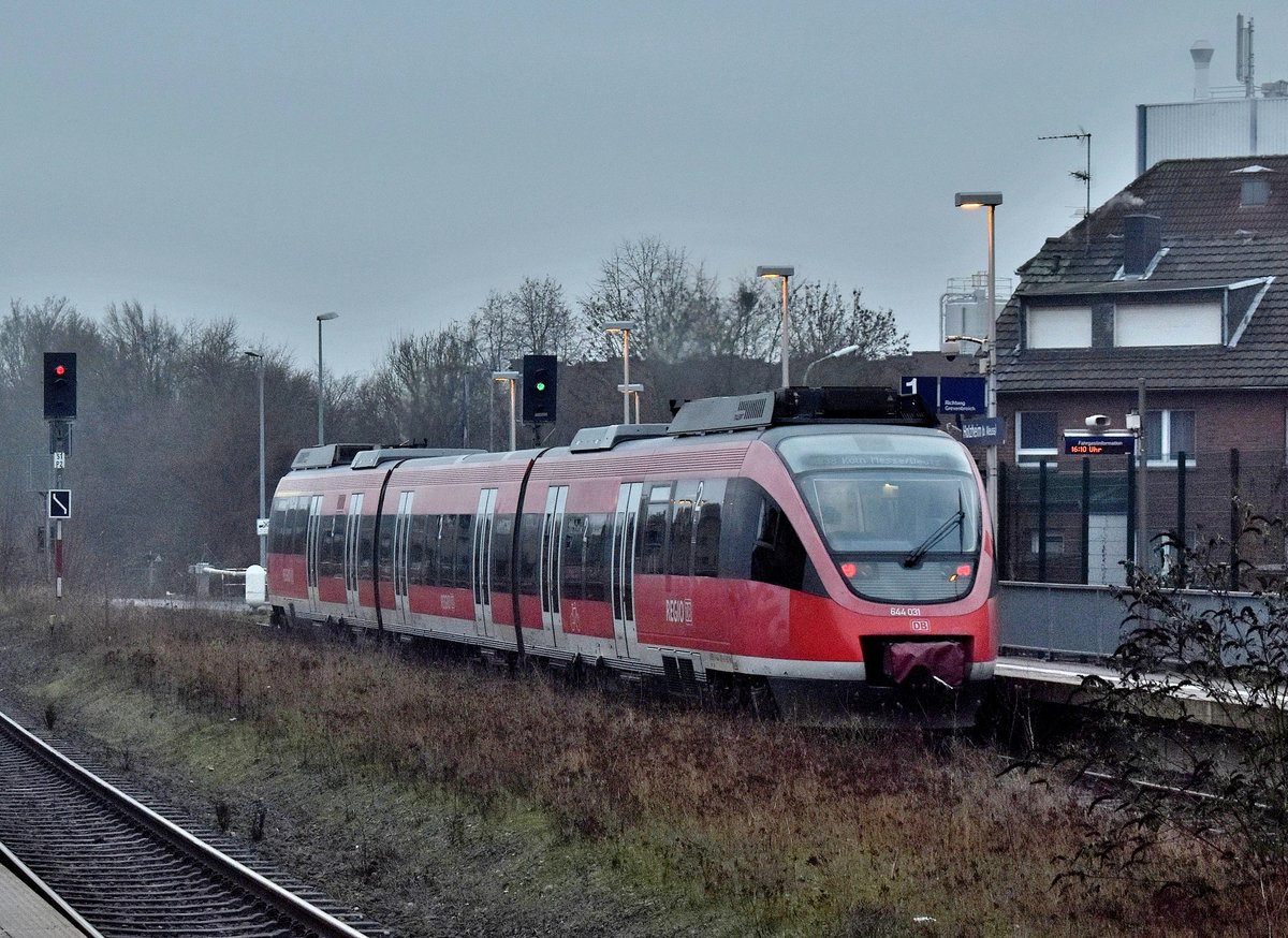 In Holzheim fährt der 644 031 nach Köln Deutz/Messe ab am Abend des 8.1.2016