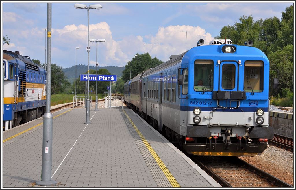 In Horni Plana begenet uns Reg 8111 mit den Triebwagen 842 012-7 und 842 020-0 und einem Zwischenwagen. (30.06.2015)