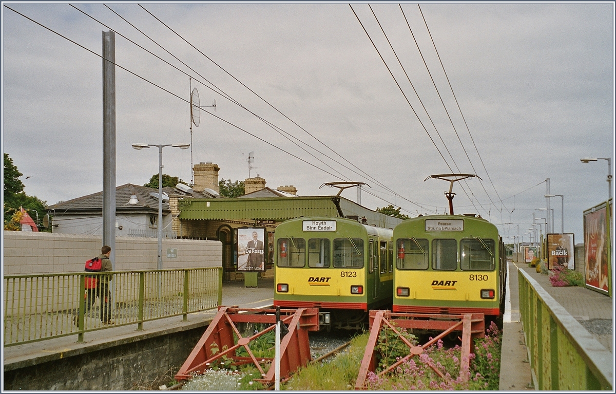 In Howth / Binn Éadair warten die beiden DART Triebzüge 8123 und 8130 auf ihre Abfahrt Richtung Dublin. 

14. Mai 2004 