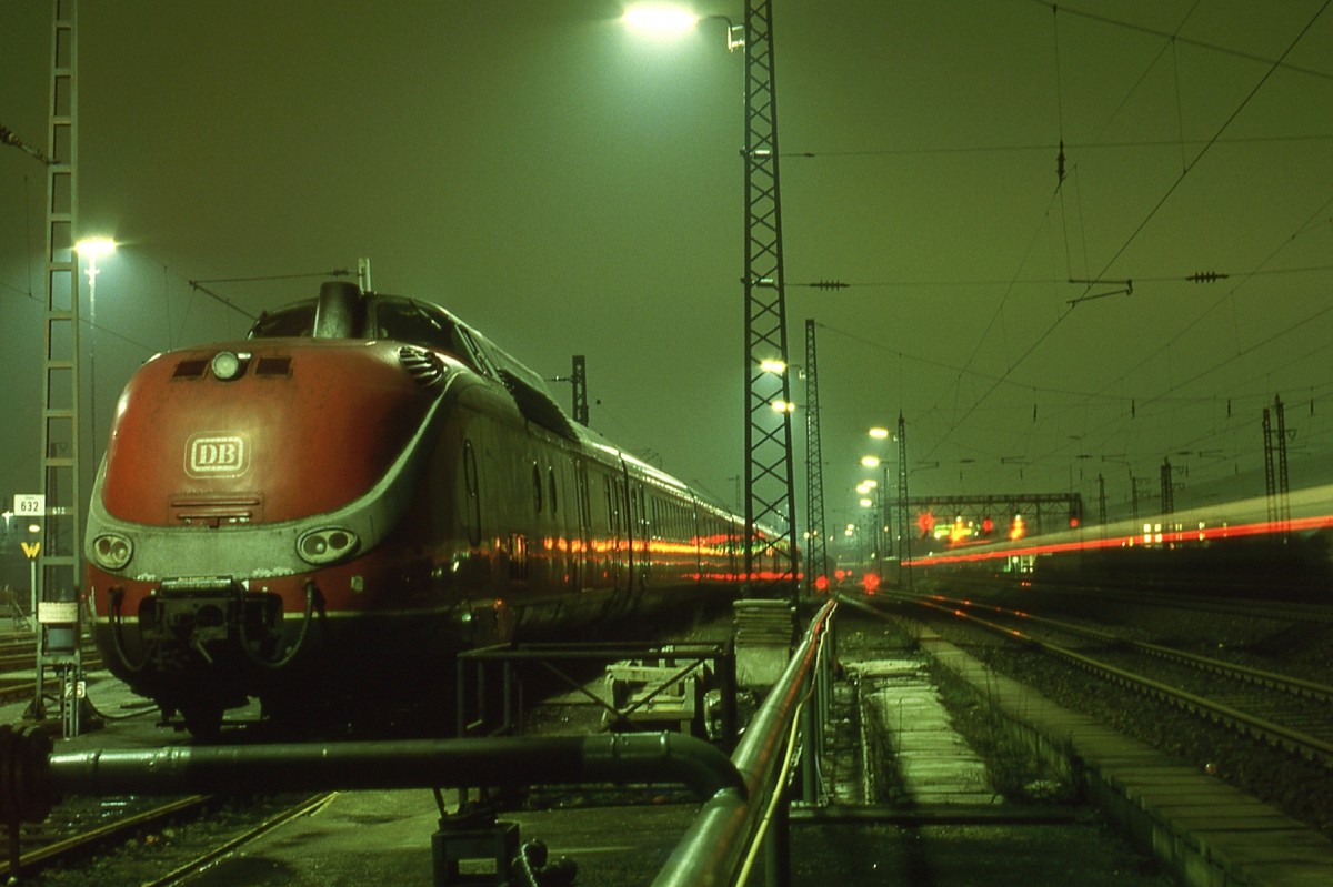 In ihrem Heimat-Betriebswerk Hamm passiert in einer Winternacht 1986 ein Personenzug die abgestellte 601er Garnitur.