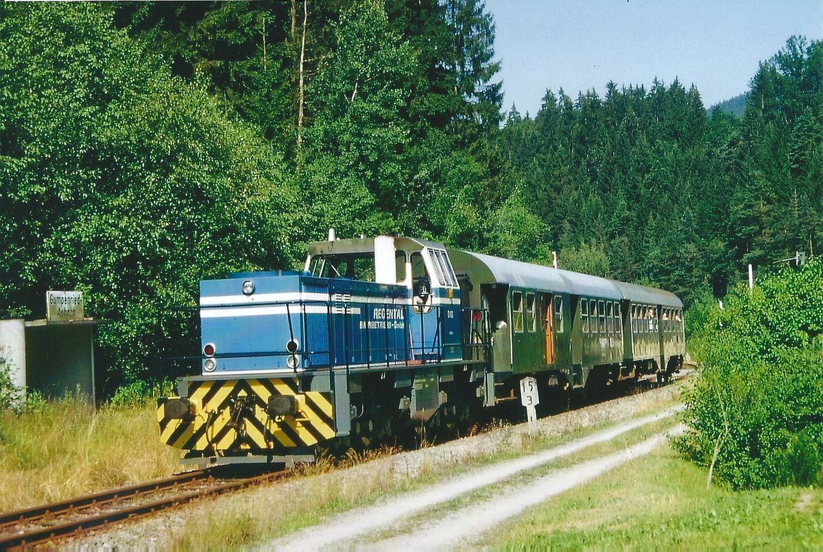In ihrer Anfangszeit fuhr die Wanderbahn im regental mit einem Zug aus zwei Umbau-Vierachsern und einer von der Regentalbahn geliehenen Diesellok. Im Foto vom 30.5.1995 fährt D 6, eine MaK G 1206, mit den beiden Wagen durch den Hp Gumpenried-Asbcah.