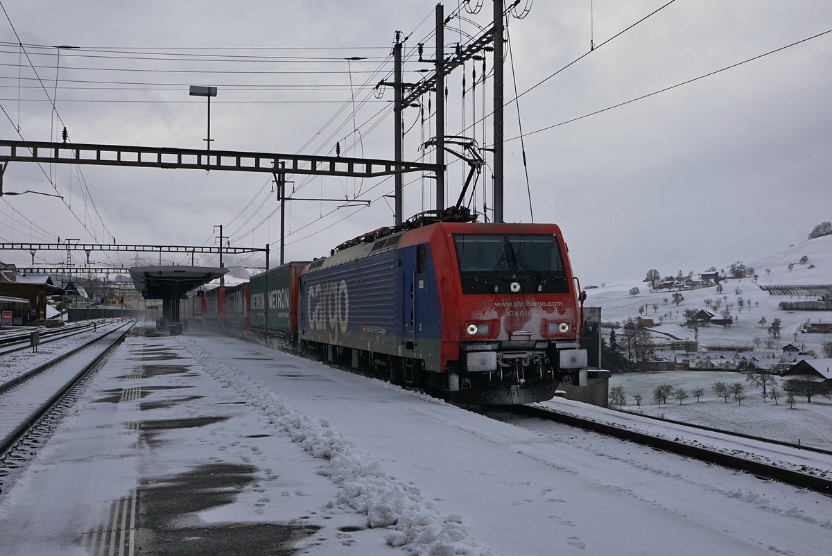 In Immensee hat die SBB Re 474 016 mit ihrem Güterzug von der Südbahn kommend, den Kilometer Null der Gotthardbahn erreicht und fährt nun Richtung Süden.
5. Jan. 2017