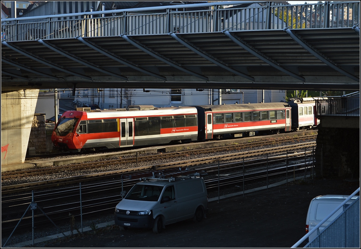 In interessantem Licht zeigt sich der Steuerwagen neueren Datums der Appenzeller Bahn. St.Gallen, November 2014.