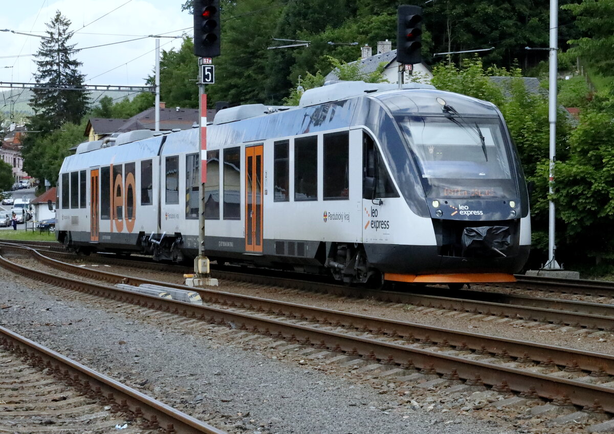  In Jablonné nad Orlicí (deutsch Gabel an der Adler) fährt der TW des EVU LEO aus Lichkov nach Ústí nad Orlicí ein. 17.06.2022 16:00 Uhr.
Es verkehren die ehemaligen TW des HEX, modernisiert.(Conradia Lint ) 