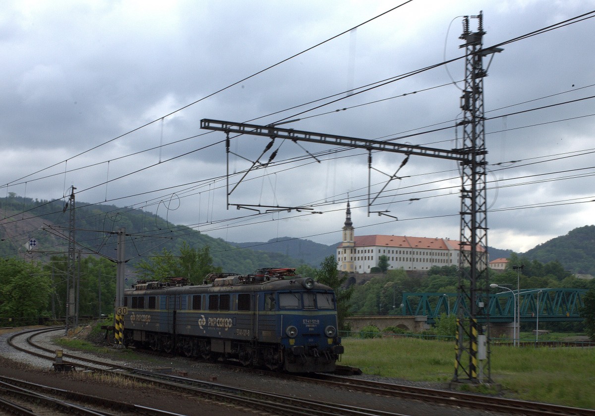 In die Jahre gekommen sind die beiden Lokomotiven der PKP-Kargo Et 41-121-B (?)Hier in Decin  aus dem fahrenen CNL aufgenommen. 13.05.2014  08:53 Uhr.