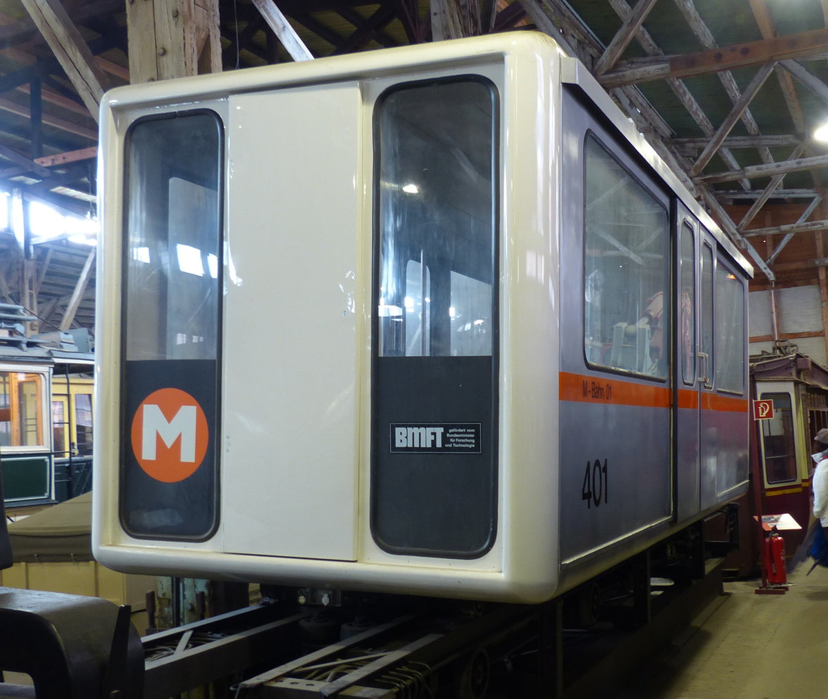 In den Jahren 1984-1991 fuhr zwischen den Stationen Gleisdreieck und Kemperplatz (an der Lennéstraße) eine Magnetbahn (M-Bahn). Dieses Fahrzeug (Nr. 401) ist ein Prototyp und kam in Berlin nie zum Einsatz. Es steht nun in der Fahrzeughalle des Berliner Technikmuseums in der Monumentenstraße. Jedes Jahr an Septemberwochenenden wird Besuchern kostenloser Eintritt gewährt. 24.9.2017, Berlin

Hintergrundinformationen zu der Bahn finden sich auf
http://www.berliner-verkehrsseiten.de/m-bahn/