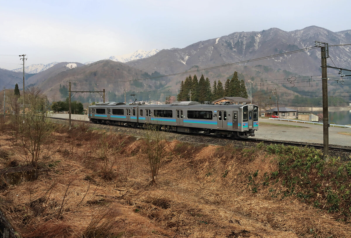 In den japanischen Alpen - Vorbeifahrt des Zuges E 127-108 am Aoki-See, morgens um halb sieben. 21.April 2022 