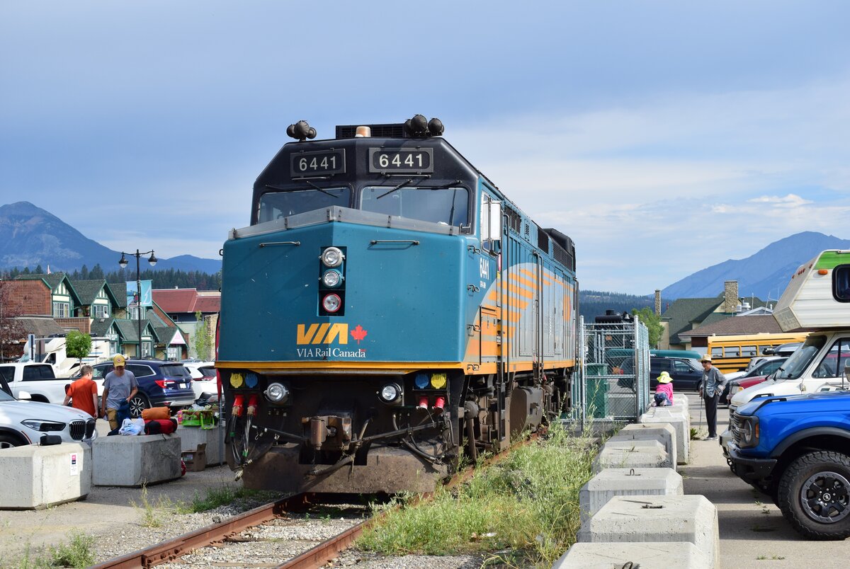 In Jasper auf dem Parkplatz steht die Lok 6441 abgestellt. Sie wird später den Zug nach Price Rupert bespannen.

Jasper 19.08.2022
