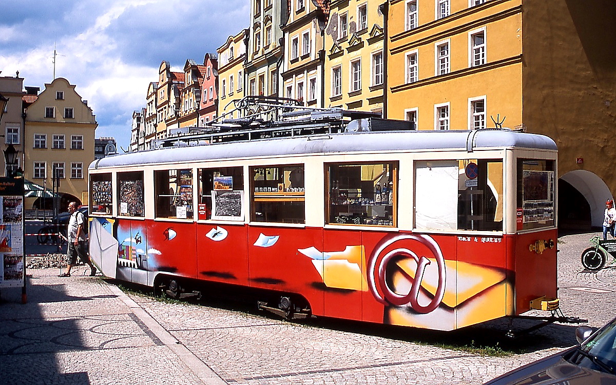 In Jelenia Gora/Hirschberg fährt schon lange keine Straßenbahn mehr, aber dieser als Souvenirshop dienende Zweiachser erinnert an längst vergangene Zeiten (21.06.2013)