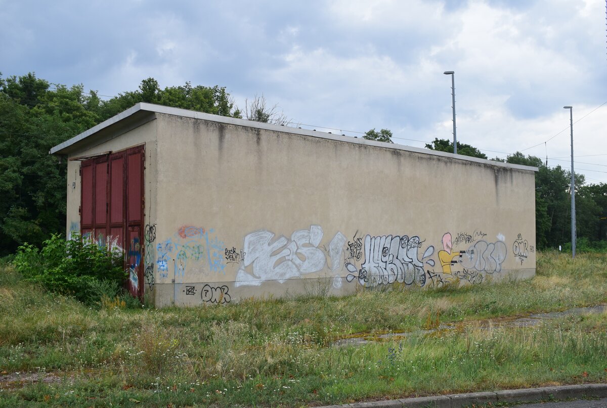 In Jessen ist die Zeit noch etwas stehen geblieben und vieles aus vergangener Zeit hat noch überlebt so wie dieser kleine Lokschuppen für die örtliche Rangierlok.

Jessen 27.07.2023