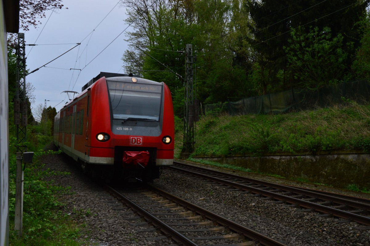 In Jüchen an der Mühle kommt der vom 425 108-8 gezogene RE8 Zug nach Mönchengladbach Hbf heran gefahren.26.4.2015