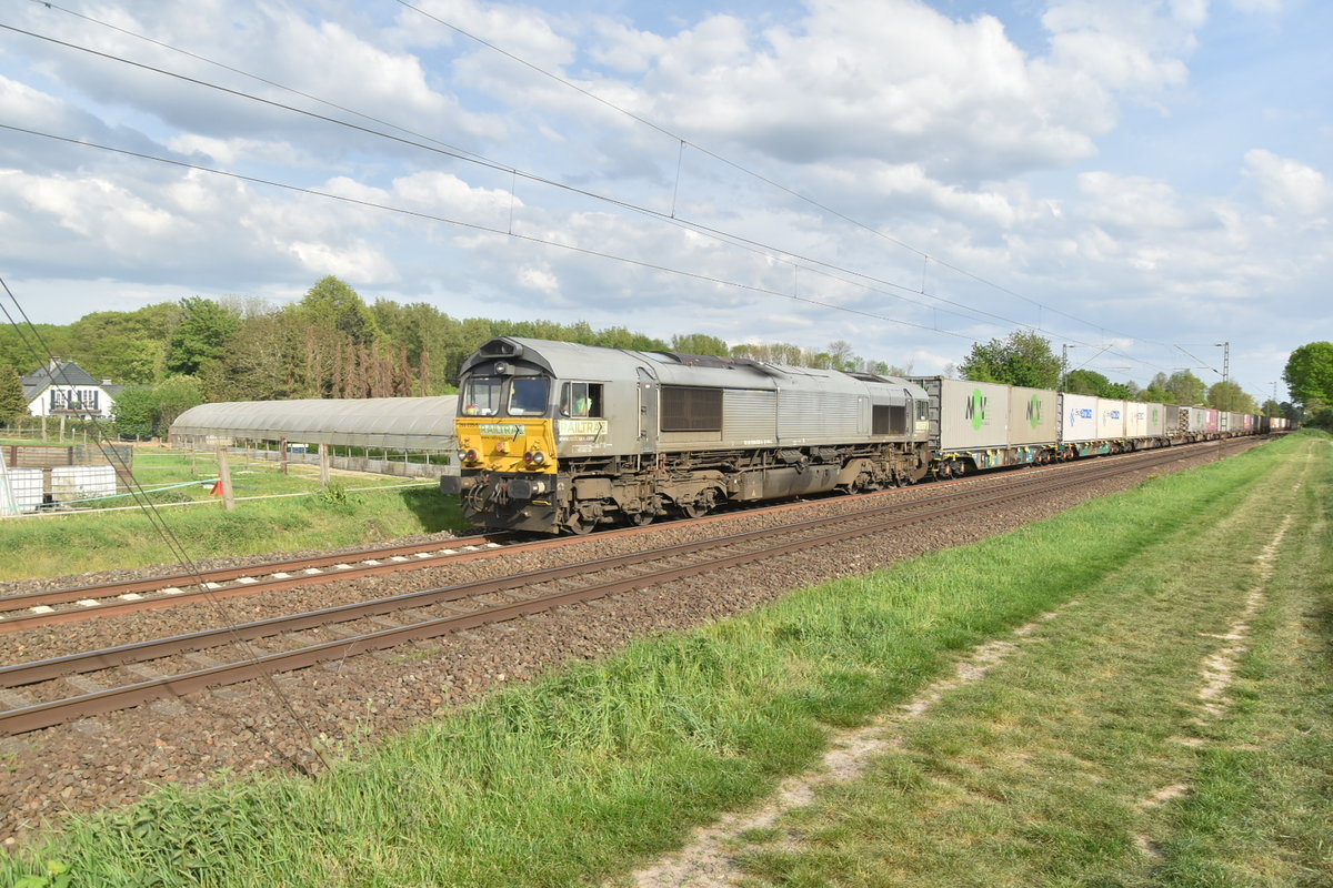In Kaarst Broicherseite kommt die BRLL Class 66 mit einem Containerzug vor meine Linse. Es steht zu vermuten das der Zug als Umleiter gen Aachen West fährt nach Antwerpen. 24.4.2019