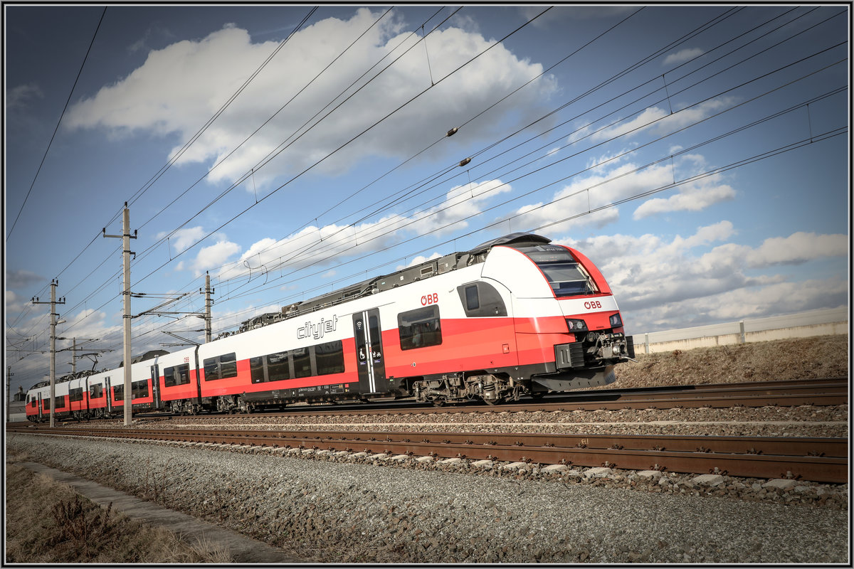 In Kalsdorf flitzt ein 4744 nach dem anderen daher. 

Der Sonnige Nachmittag an diesem 7.März 2019