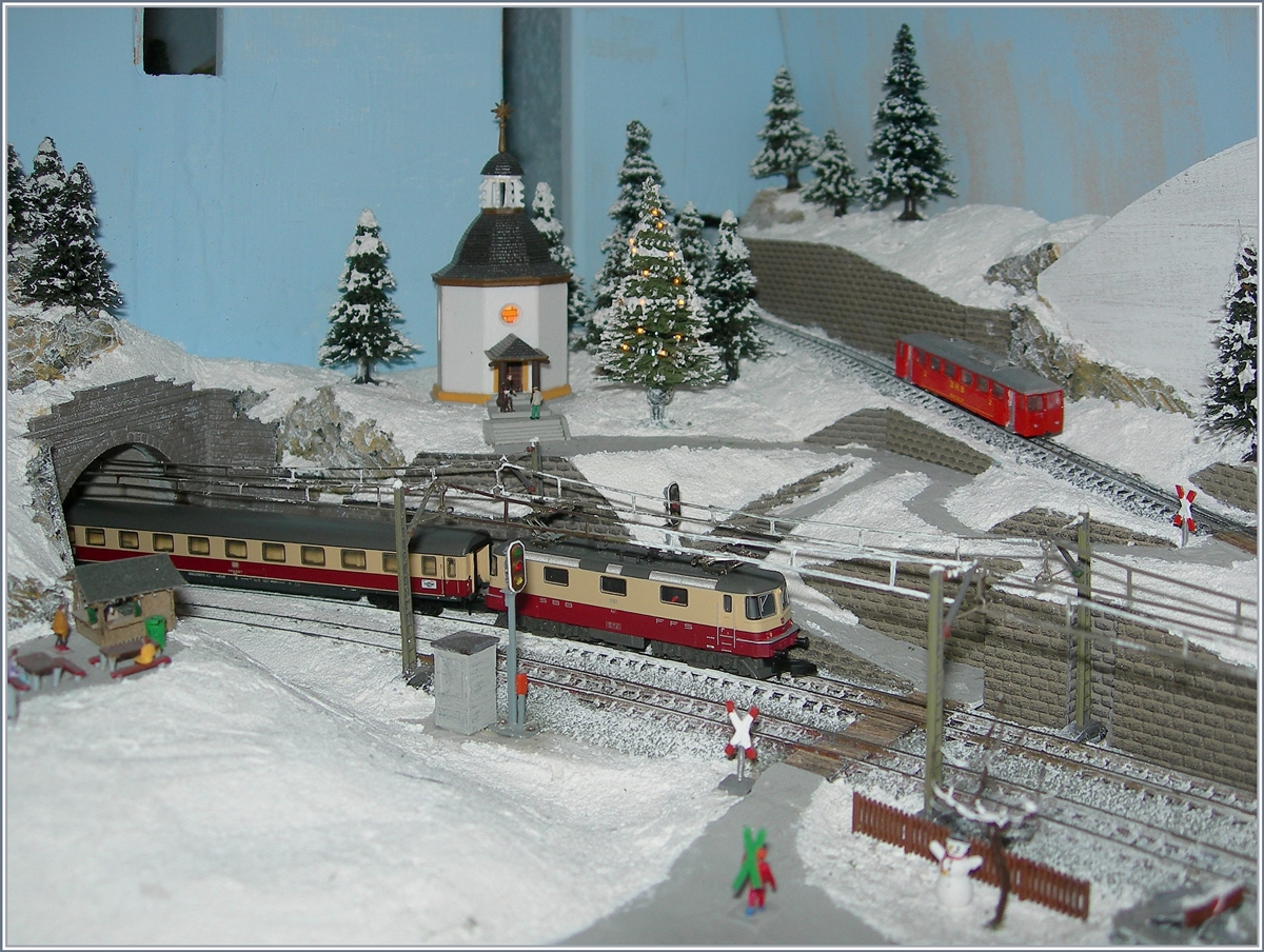 In der Kapelle übt man noch  Stille Nacht, Heilige Nacht...  die Skifahrer gehen langsam zum  Après Ski  über und während die SBB Re 4/4 II 11161 mit ihrem TEE durch die Winterlandschaft fährt, erreicht der geplante aber beim Vorbild nie gebaute Bhm 2/4 21 der BRB in Kürze die Talstation.

Winterimpressionen auf kleinem Raum, Z (märklin mini club)  sein dank. 
(21.12.19) 