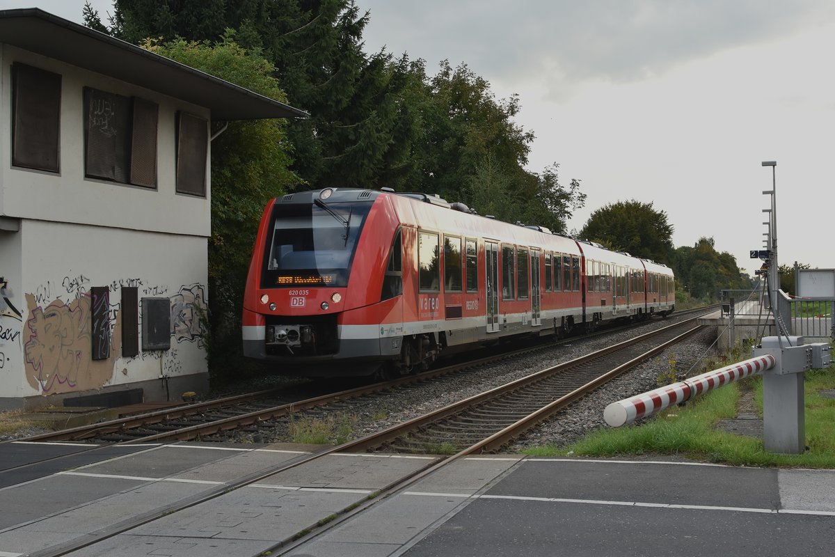 In Kapellen Erft kommt gerade der 620 035 als RB 38 nach Düsseldorf Hbf eingefahren....auf Grund der Gleissperrung des Richtungsgleis nach Grevenbroich ist hier einiges durcheinander im Fahrplan und SEV zwischen Grevenbroich und Neuss Hbf ist eingerichtet. 25.9.2017