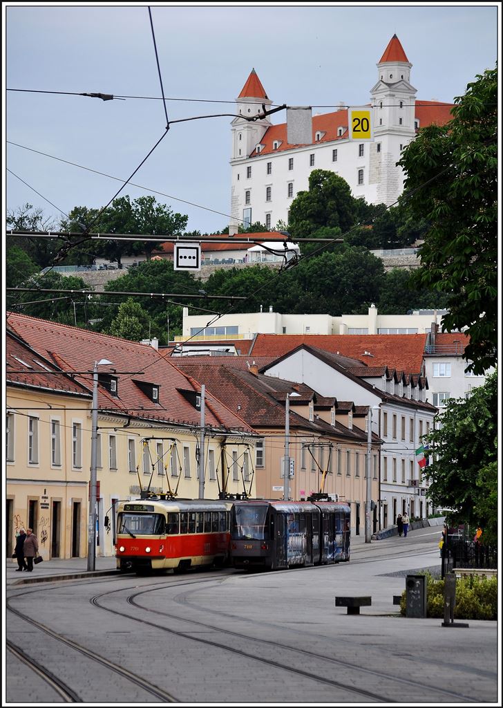 In der Kapucínska Strasse unterhalb der Hrad/Burg Bratislavský begegnen sich Trams der Linie 9 nach Karlova Ves (7118) und 7761/7762 der Linie 5 nach Raca. (01.06.2014)