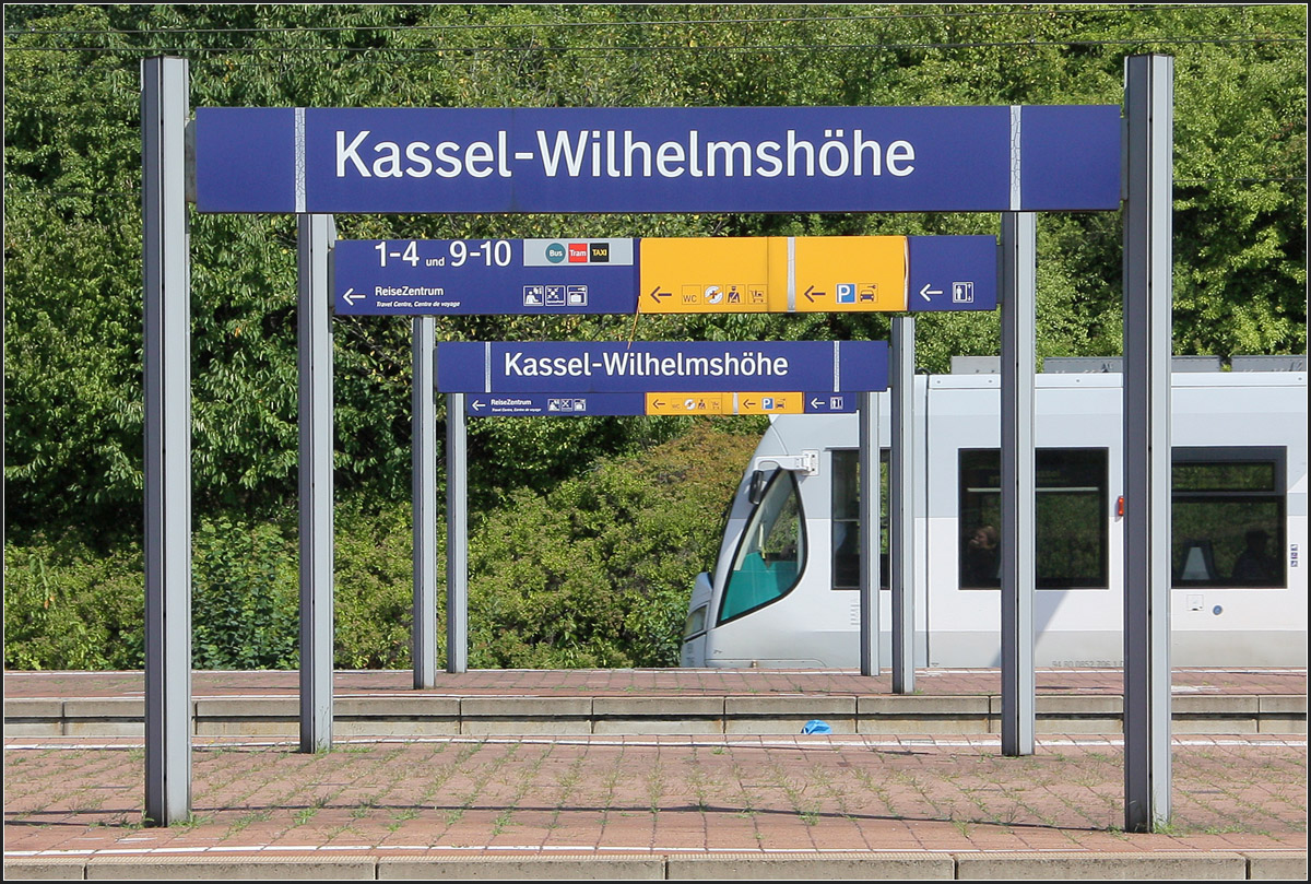 In Kassel-Wilhelmshöhe -

Eine RegioTram hat den Bahnhof erreicht.

17.08.2013 (Matthias)