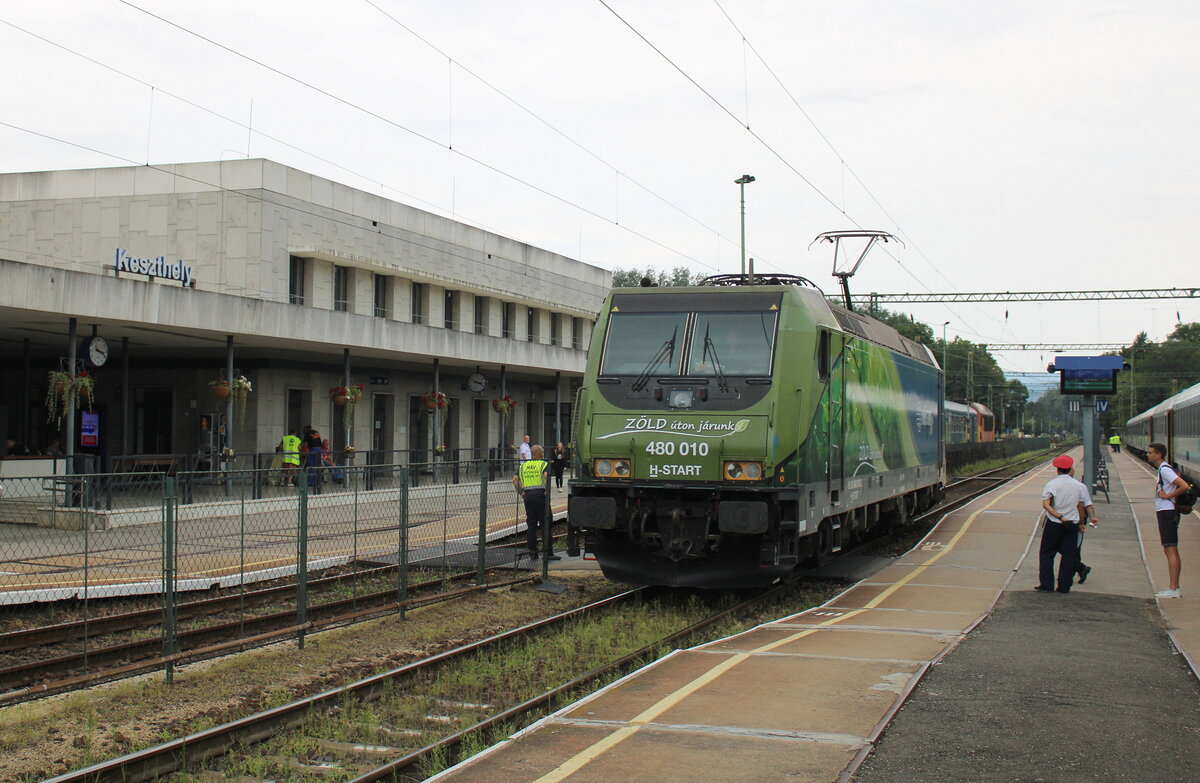In Keszthely enden und beginnen die  Balaton  IC-Z�ge aus und nach Budapest D�li. F�r die R�ckfahrt in die ungarische Hauptstadt rangiert hier die M�V H-START 480 010  Z�ld �ton J�runk  am 20.07.2024 an den IC 873.