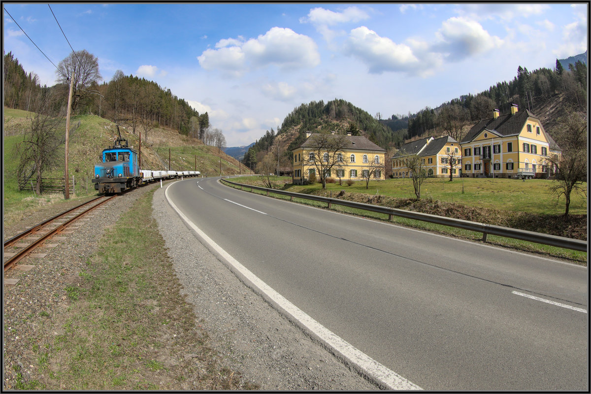 In Kilometer 7,4 der  Lokalbahn Mixnitz St. Erhard - Breitenau am Jochlantsch liegt das Gut Schafferwerke. Das anliegen gehört zur dortigen Forstverwaltung und reicht Geschichtlich in die Jahrhundertwende zurück. 
An diesem sonnigen 3.April 2019 zieht die E4 wieder eine Ladung Ankerharth vorbei.

