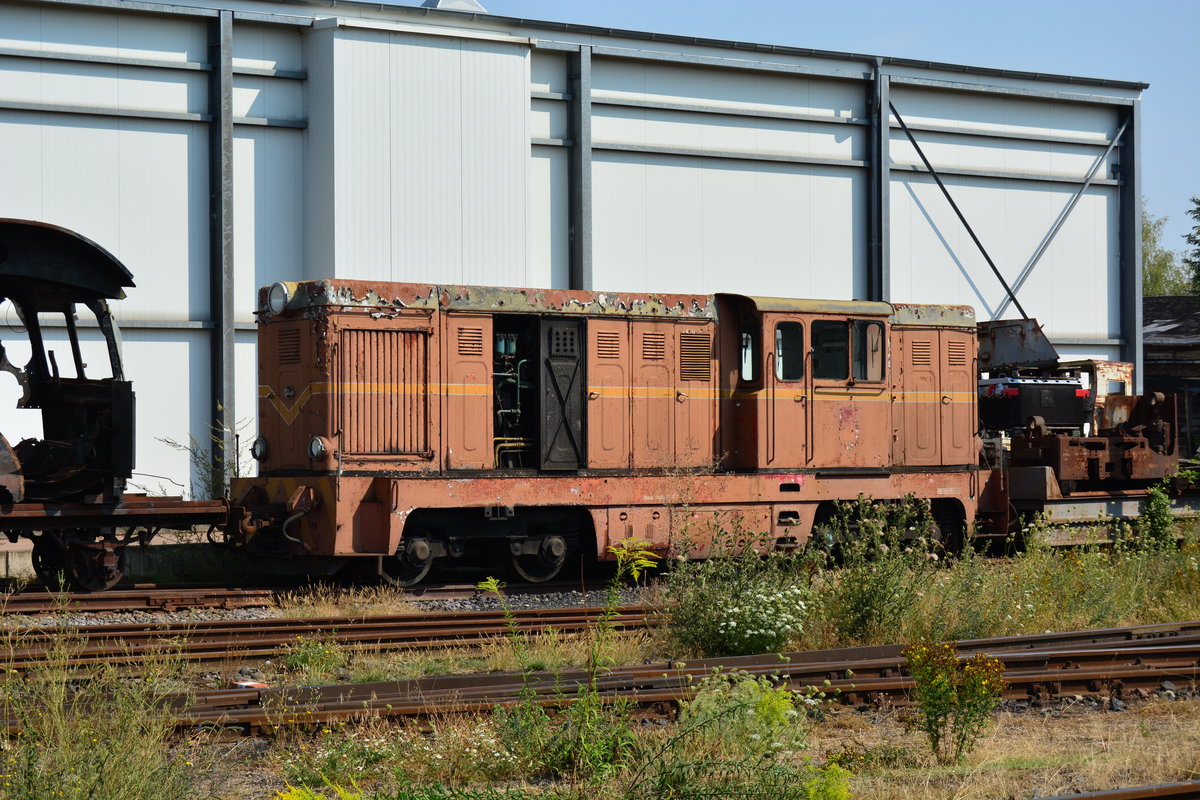 In Klostermansfeld konnte ich diese Exotin ausfindig machen. Es ist eine in Rumänien gebaute FAUR L45H mit 750mm Spurweite. Gebaut wurde diese Baureihe von 1967 bis 1985. Mit 32t Leermasse schafft sie es auf 40km/h und kann je nach Motorisierung zwischen 450 und 700PS aufweisen. Die Loks wurden bevorzugt in den Ostblockländern wie Polen Rumänien und Ungarn gekauft. Später wurden sie gebraucht nach ganz Europa verkauft. Hierbei handelt es sich um eine L45H aus Greifenberg Polen. Welche dort unter der Nummer Lxd2-471 unterwegs war.

Klostermansfeld 04.08.2018