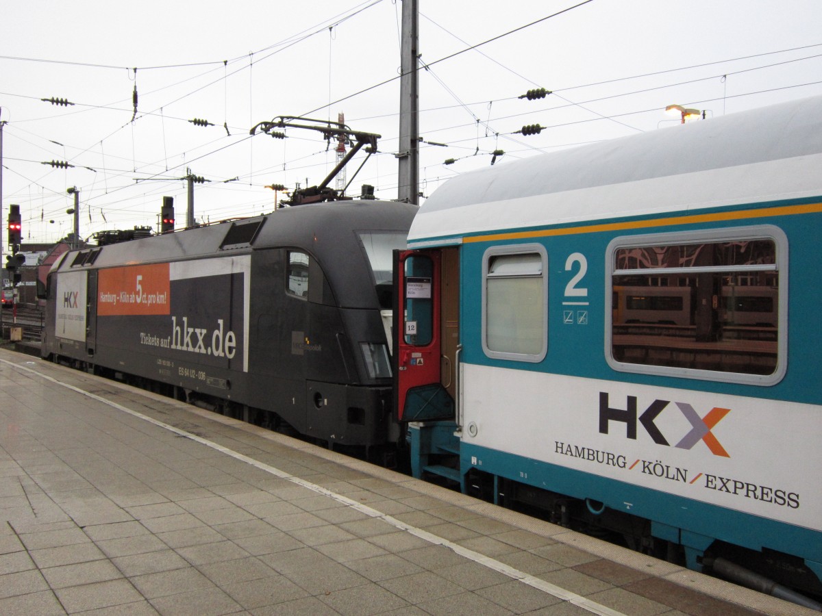 In Köln Hbf wartet 182 536-3 (ES 64 U2-036) auf Ausfahrt Richtung Köln Bbf mit HKX 1802 aus Hamburg, gesehen am 28.12.2013.