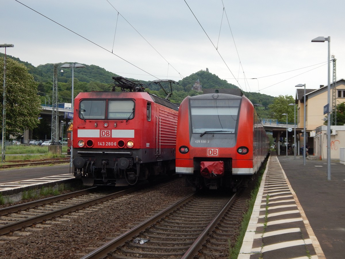 In Königswinter trafen sich am 12.5.15 links die RB27 gezogen von 143 280-6 und rechts 425 530-3 als RE8.

Königswinter 12.05.2015