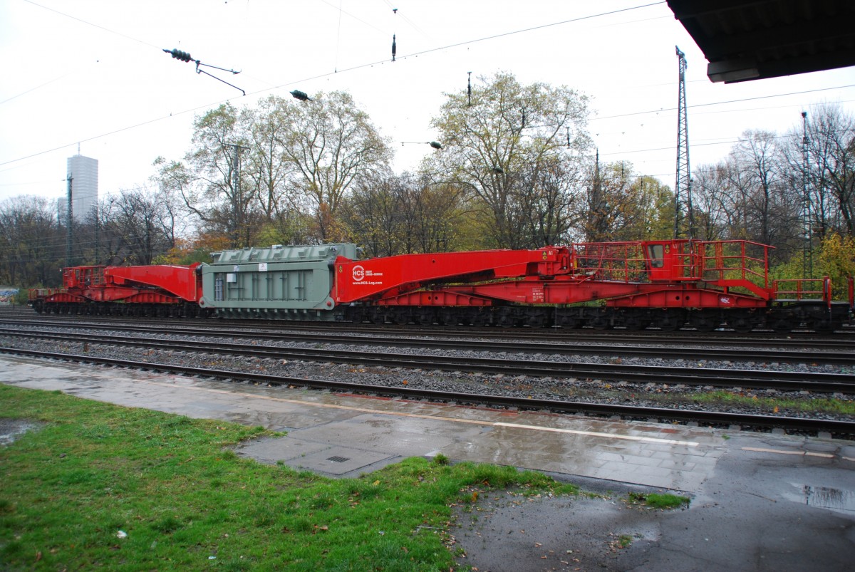 In kompletter Größe fast nicht aufs Bild zu kriegen. Der Schwerlastwagen Nr. 83 80997 2901-4 der Firma Daher/HCS Bauart Uaai839. Diese Firma ist spezialisiert auf Transformatortransporte und betreibt einige dieser Uaai-Schwerlastwagen in verschiedenen Einsatzbereichen. Hier stand dieser Uaai mit den entsprechenden Begleitwagen in Köln-West am 13.11.2010. 