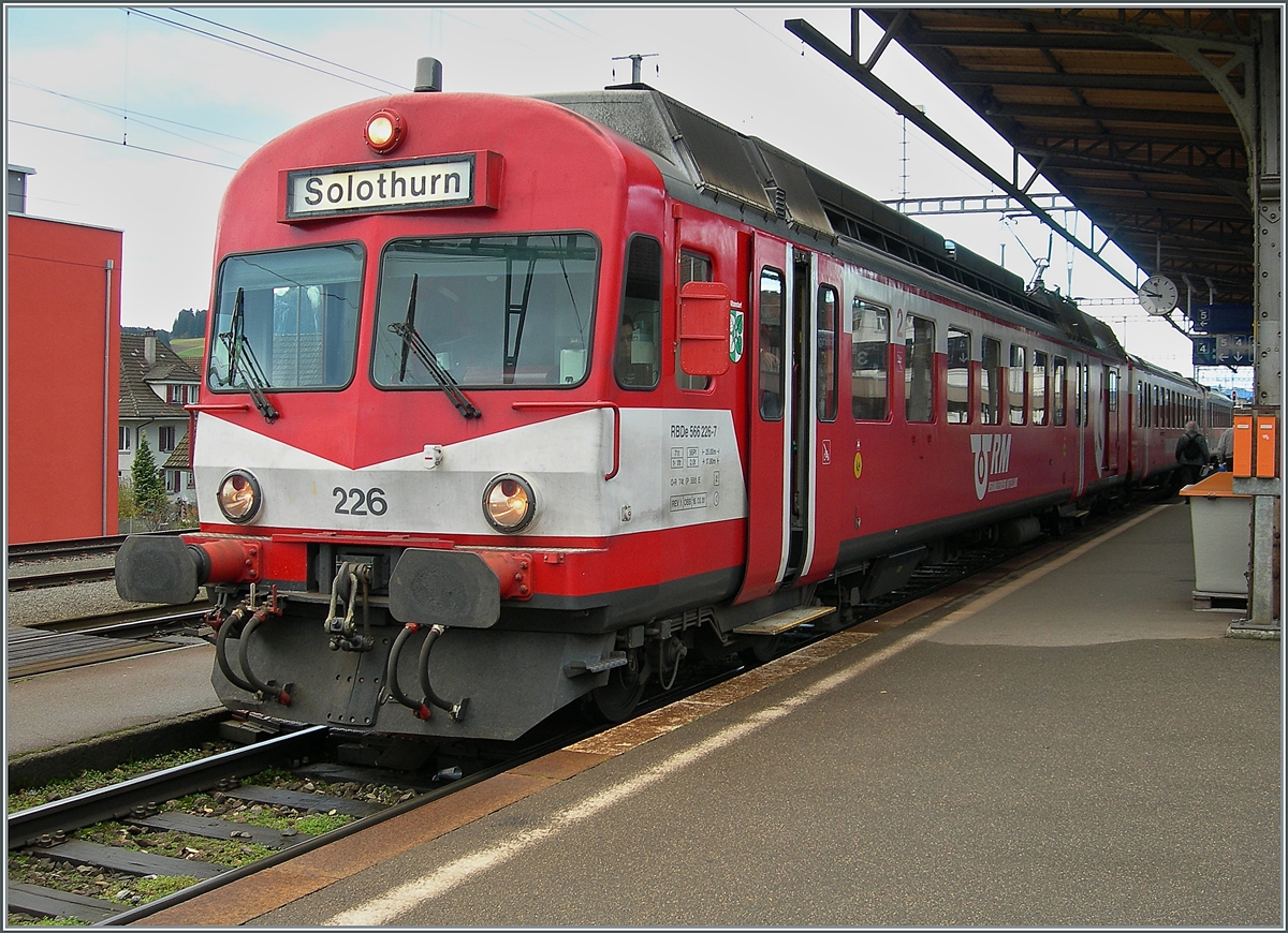 In Konolfingen wartet der RM (ex EBT SMV VHB) RBDe 566 226-7 auf die Weiterfahrt nach Solothurn. 

22. Nov. 2006 