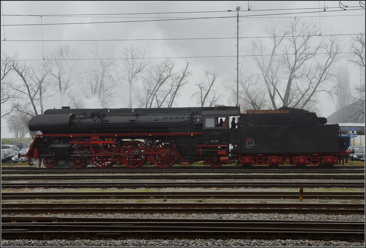 In Konstanz muss 01 519 den Durst löschen. Das geschieht immer am Hydranten des Parkplatzes direkt an Gleis 10. Petrus wird von den Seegeistern beim Bodenseewettermachen im Winter leider immer überstimmt. Dezember 2015.