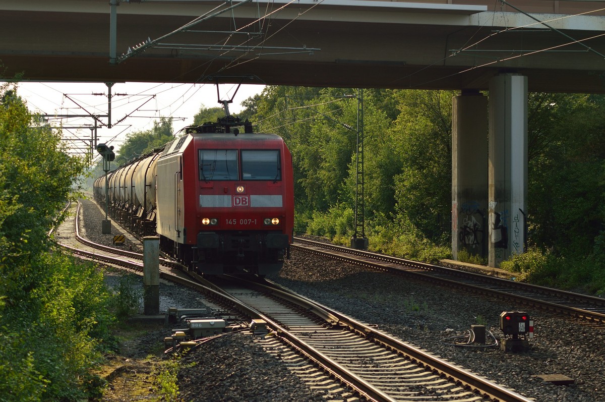 In Korschenbroich ist die 145 007-1 mit einem Kesselwagenzug in Richtung Neuss auf der KBS 485 am Abend des 1.8.2014 unterwegs.