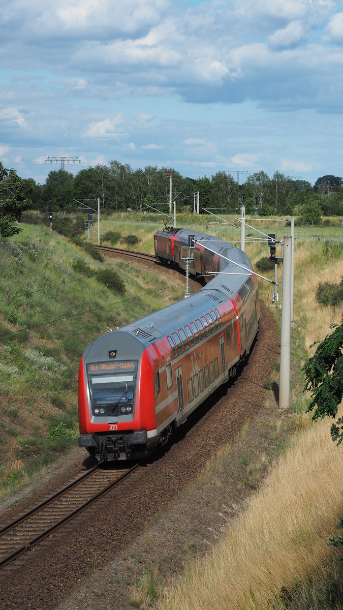 In der Kramerkurve (oder auch  Schweineohr ; Überfahrt von der Anhalter Bahn zum Berliner Außenring) fährt RE 5 (3513) Richtung Wünstorf-Waldstadt, geschoben von 112 123.

Großbeeren, der 12.07.2020