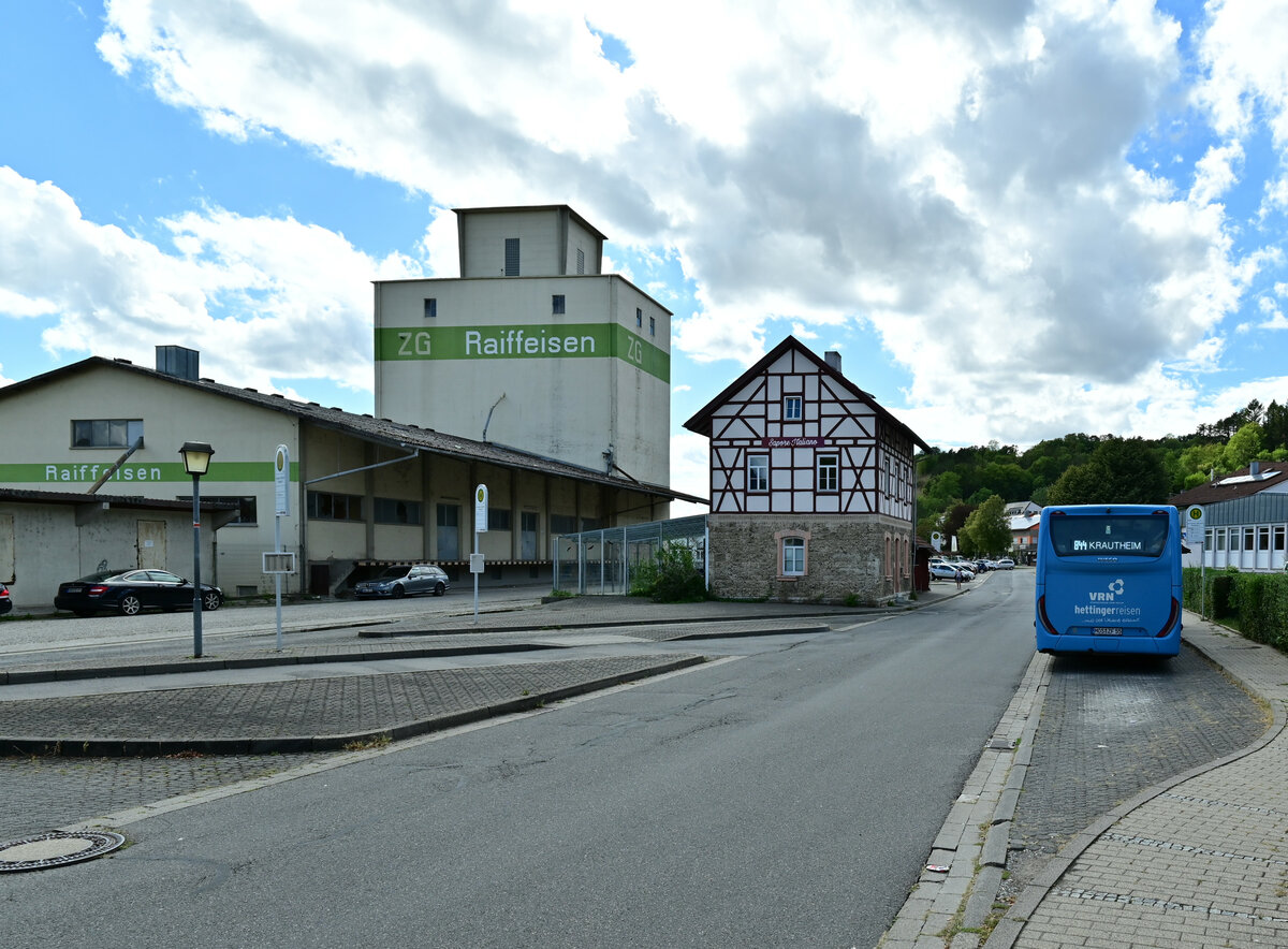 In Krautheim an der Jagst sind noch Relikte der ehemaligen 750mm Schmalspurbahn Möckmühl-Dörrzbach alias Jagsttalbahn zu finden. Hier ist noch das Empfangsgebäude das heute privat gemutzt ist zusehen und das ZG-Lagerhaus, im ehemaigen Planum der Strecke sind auch noch Schienen zu finden. 8.9.2022