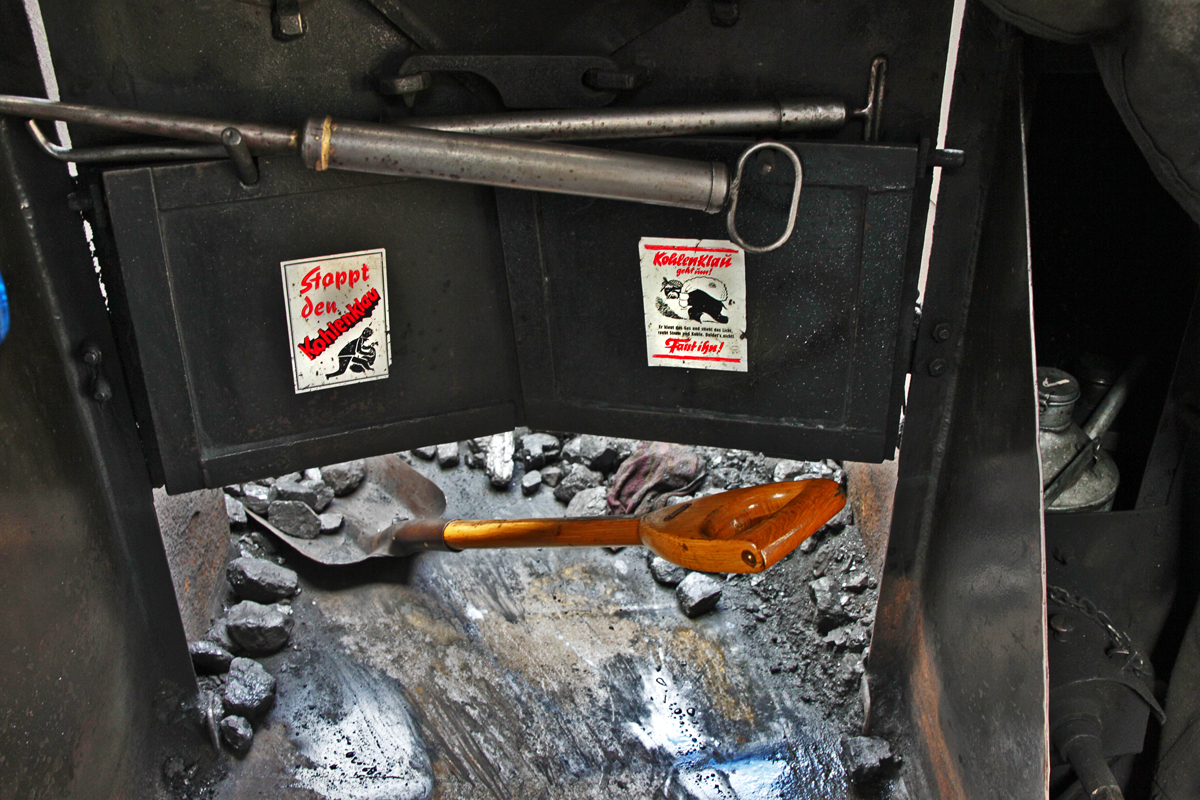 In der Kriegs Dampflokomotive 52 8154-8 wird der Heizer bei jeder Schaufel Koks die er aus dem Tender schaufelt daran errinert auf den umgehenden Kohlenklau achtzugeben...Fasst Ihn!
Bild vom 5.9.2015
