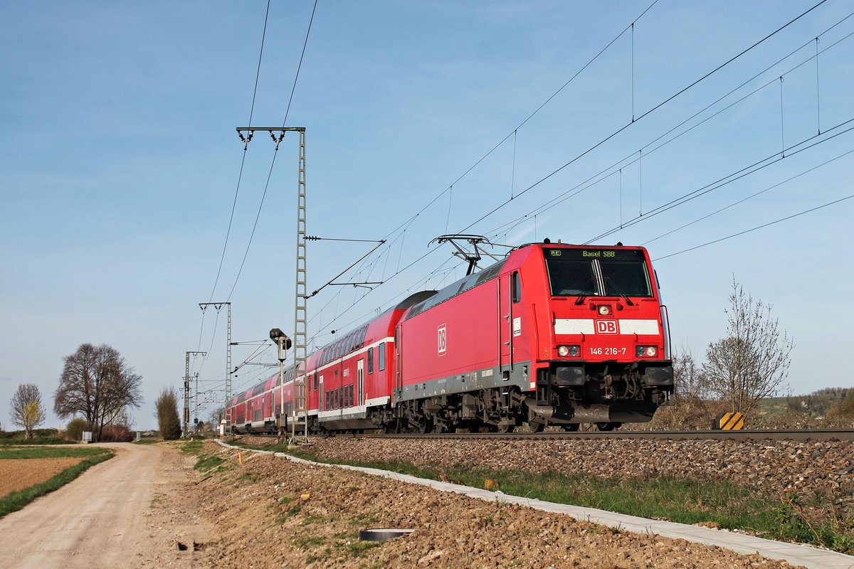 In Kürze erreicht die Freiburger 146 216-7 ihren nächsten Zwischenhalt in Müllheim (Baden), als sie am 29.03.2017 einen RE (Offenburg - Basel SBB) bespannt.